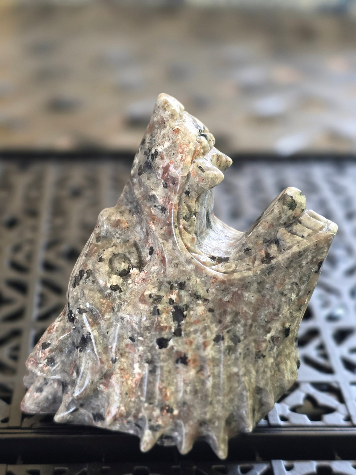 4" Yooperlite Howling Wolf Carving | UV Reactive Crystal Wolf | Glows Under UV - Workshop & Study