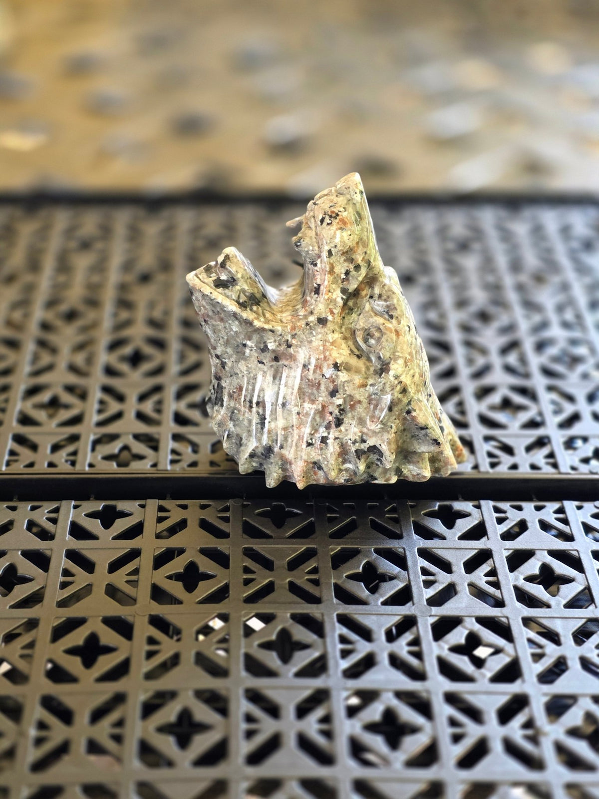 4" Yooperlite Howling Wolf Carving | UV Reactive Crystal Wolf | Glows Under UV - Workshop & Study