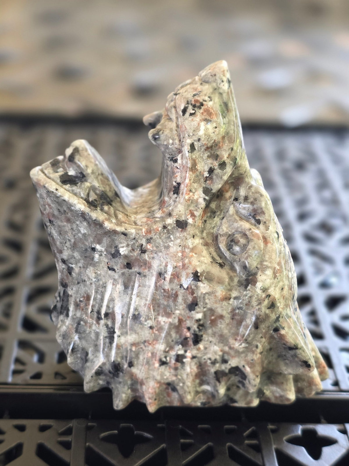 4" Yooperlite Howling Wolf Carving | UV Reactive Crystal Wolf | Glows Under UV - Workshop & Study